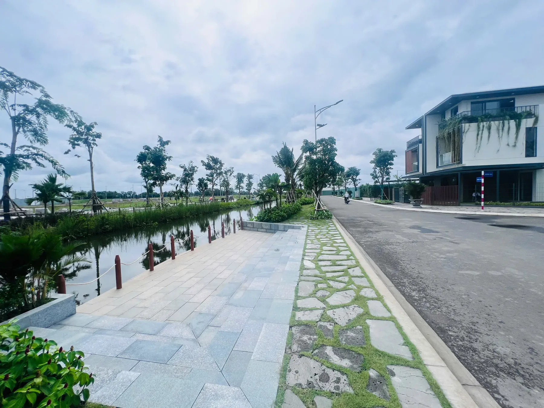 Đường dạo ven kênh