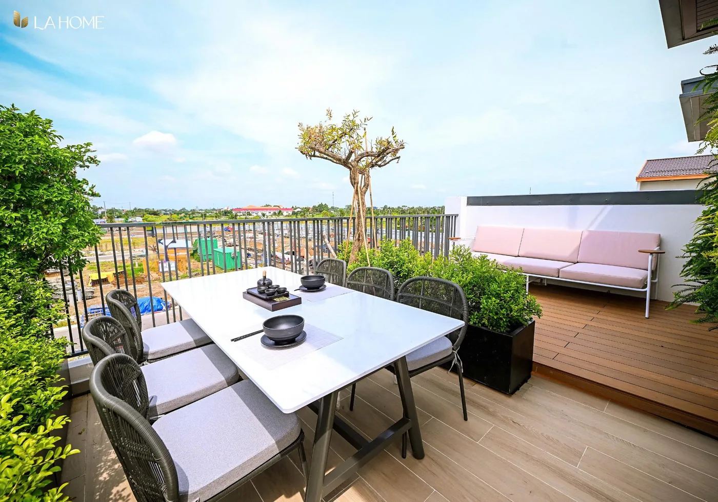 Sân thượng biệt thự